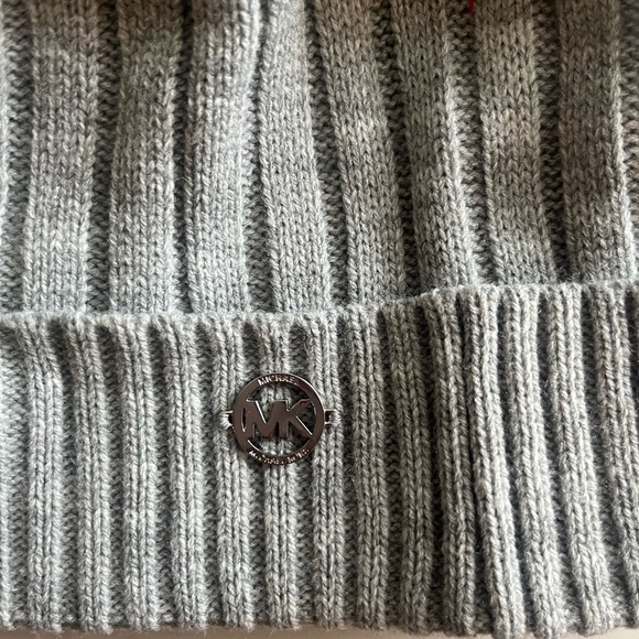 ⛄️ Michael Kors Gray Knit Pom Hat - Picture 2 of 5